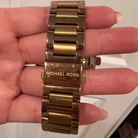 Micheal Kors Crystal Watch display picture 3